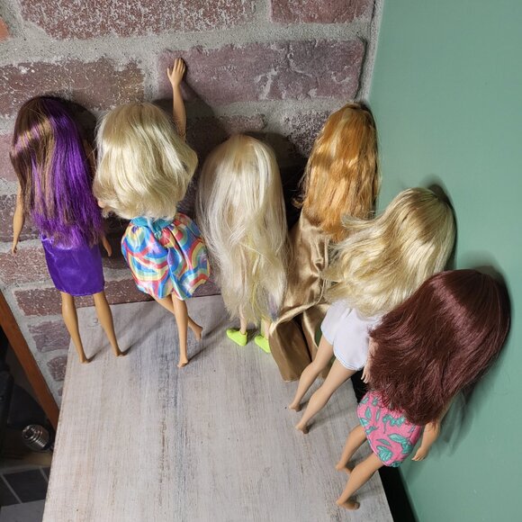 6 Barbie dolls in different outfits - Picture 7 of 7